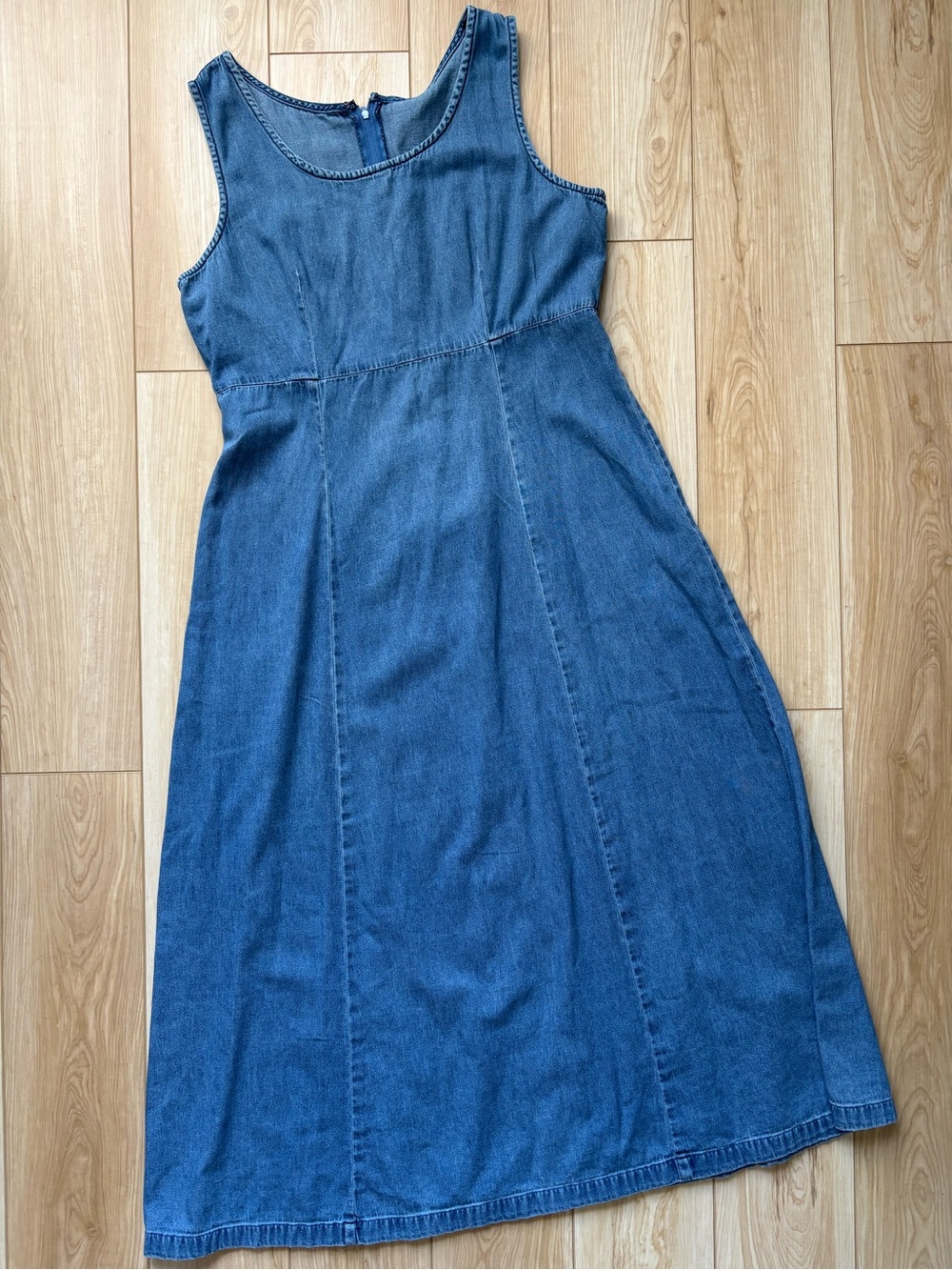 Vintage 90s Cottagecore Sleeveless Denim Midi Dress with Fitted Waist
